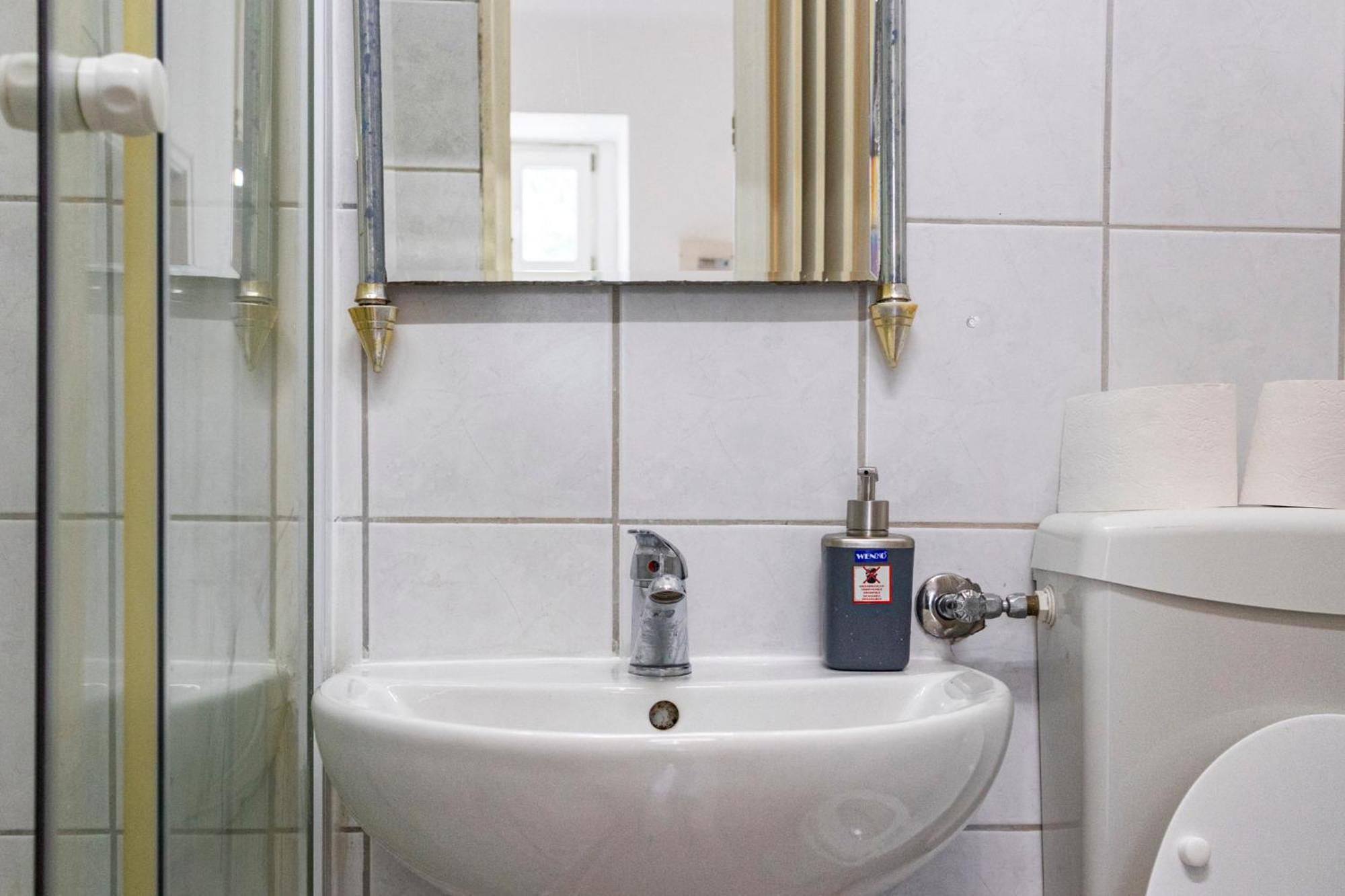 Budget & Friendly 1br Well Connected Apartament Viena